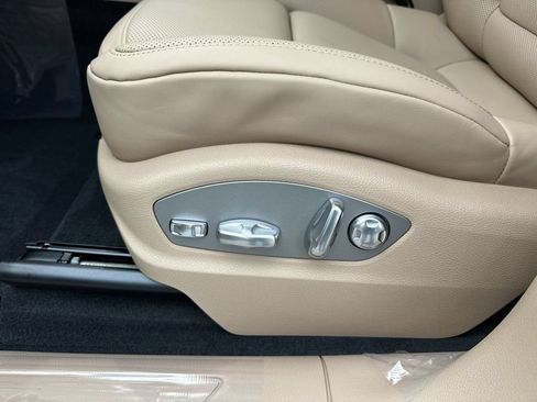 Certified 2026 Porsche Macan AWD/4WD image 8