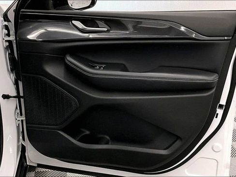 Used 2023 Jeep Grand Cherokee Altitude image 21