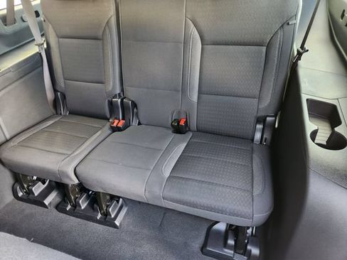 Used 2025 Chevrolet Suburban LS RWD image 32