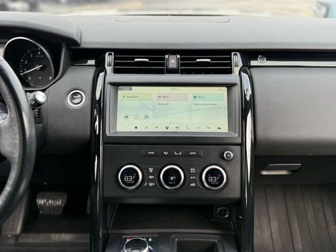 Used 2018 Land Rover Discovery SE image 25
