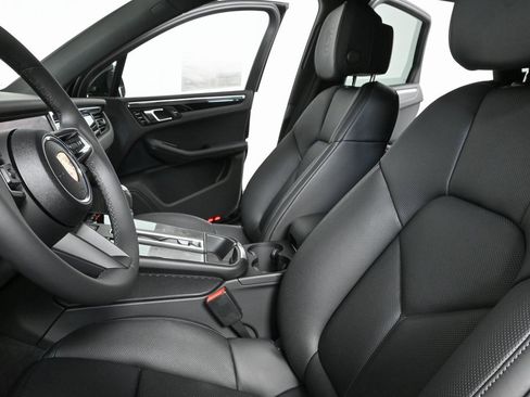 Certified 2025 Porsche Macan AWD image 5