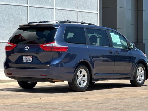 Certified 2018 Toyota Sienna LE w/ Carpet Mat Package FWD image 4
