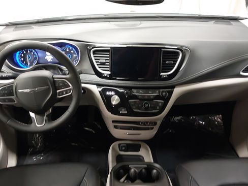 Used 2024 Chrysler Pacifica Touring-L w/ Uconnect Theater Family Group FWD image 32