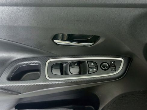 Used 2025 Nissan Versa SR FWD image 15