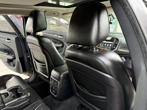 Used 2017 Chrysler 300 C image 19