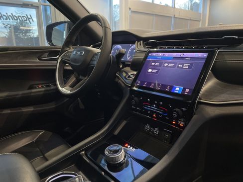 Used 2025 Jeep Grand Cherokee Limited w/ Luxury Tech Group II image 35