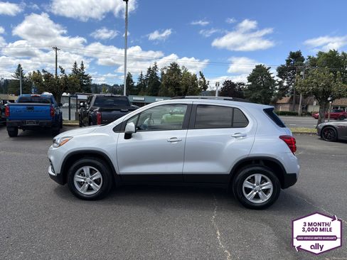 Used 2022 Chevrolet Trax LT w/ LT Convenience Package AWD/4WD image 2