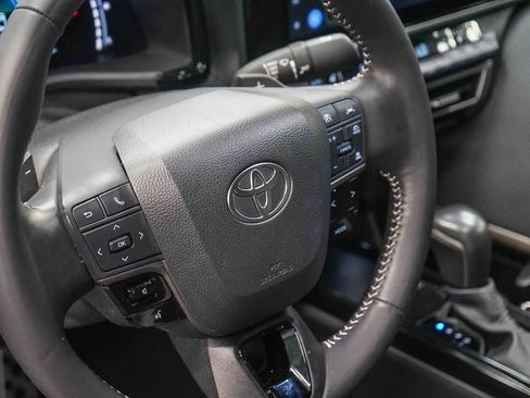 Used 2025 Toyota Camry SE w/ Multimedia Upgrade Package image 21