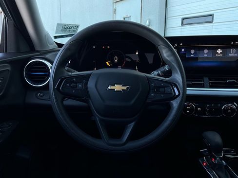 Used 2025 Chevrolet Trax LT image 31