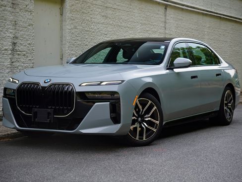 Used 2024 BMW 760i xDrive w/ Premium Package 2 AWD/4WD image 2