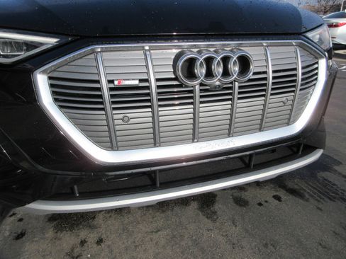Used 2022 Audi e-tron Premium Plus image 17