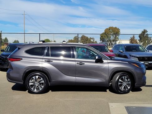 Used 2021 Toyota Highlander XLE image 4