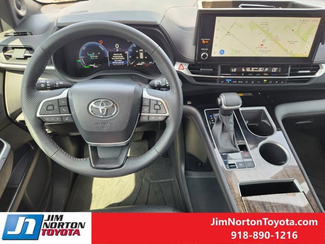 Used 2025 Toyota Sienna Platinum FWD image 28