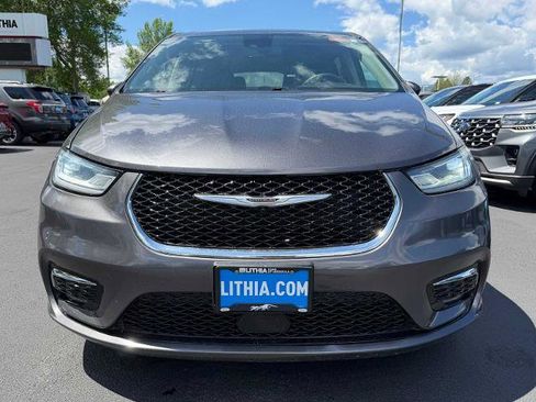 Used 2023 Chrysler Pacifica Touring-L FWD image 2