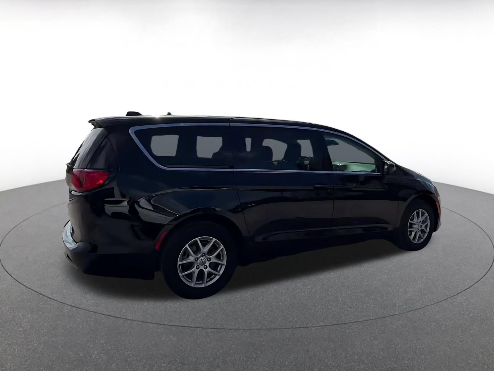 Used 2024 Chrysler Voyager LX FWD image 14