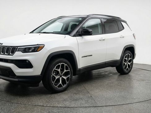 Used 2025 Jeep Compass Limited AWD/4WD image 2