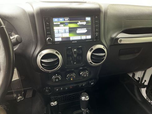 Used 2017 Jeep Wrangler Unlimited Sahara w/ Dual Top Group AWD/4WD image 15