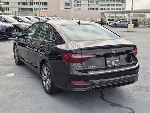 Used 2023 Volkswagen Jetta SE image 4