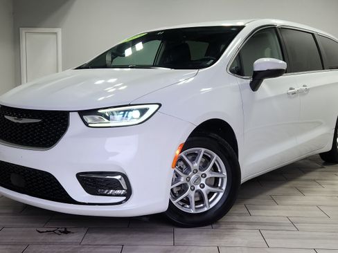 Used 2023 Chrysler Pacifica Touring-L image 1