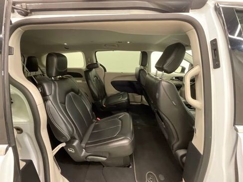 Used 2023 Chrysler Pacifica Touring-L FWD image 24