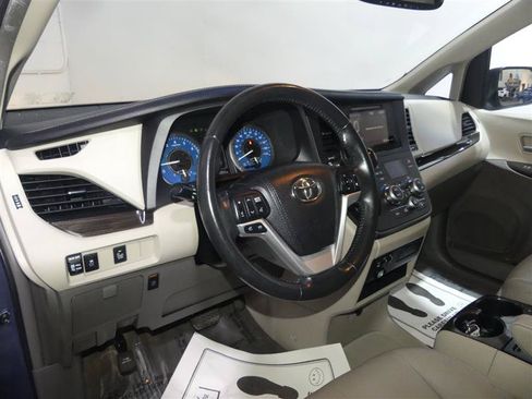 Used 2015 Toyota Sienna XLE FWD image 23