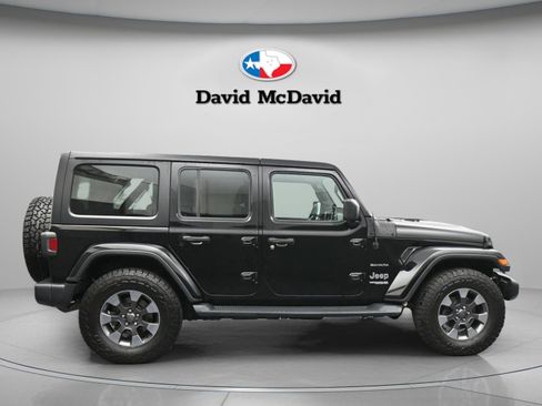 Used 2018 Jeep Wrangler Unlimited Sahara AWD/4WD image 9