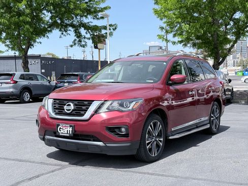 Used 2017 Nissan Pathfinder Platinum w/ Family Entertainment Package AWD/4WD image 10