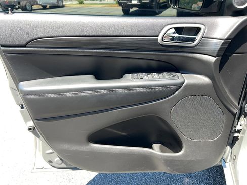 Used 2019 Jeep Grand Cherokee Altitude RWD image 11