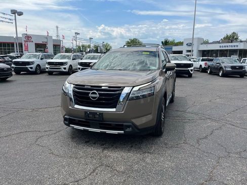 Used 2023 Nissan Pathfinder Platinum AWD/4WD image 3