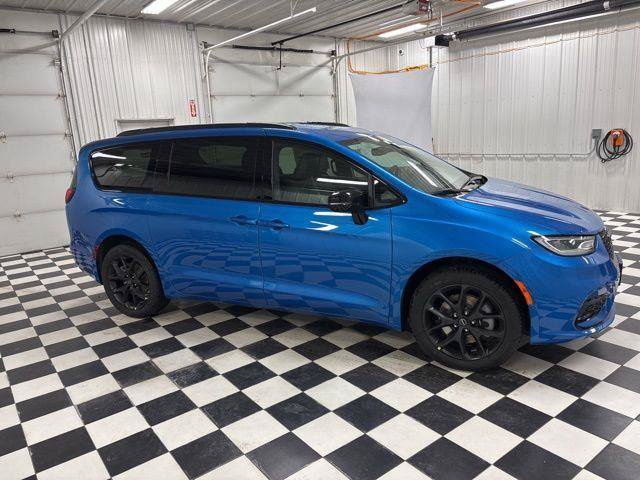 New 2026 Chrysler Pacifica Select w/ S Appearance Package AWD/4WD image 3