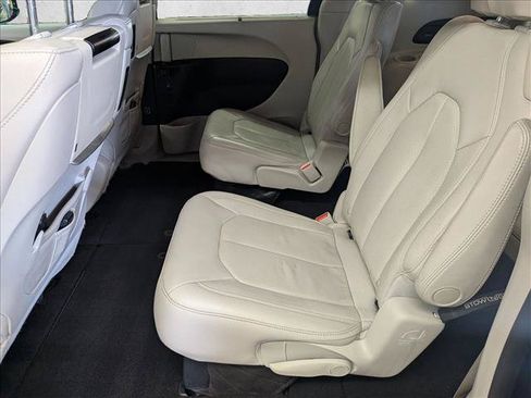 Used 2017 Chrysler Pacifica Touring-L Plus FWD image 24