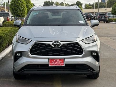 Used 2024 Toyota Highlander XLE AWD/4WD image 3