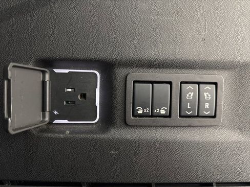 Used 2024 Chevrolet Suburban Premier image 32