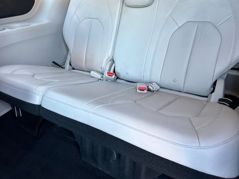 Used 2021 Chrysler Voyager Lxi image 32