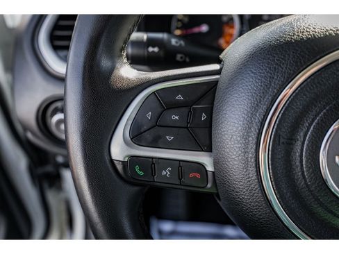 Used 2018 Jeep Renegade Latitude w/ Popular Equipment Group image 12