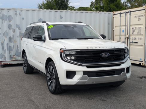Certified 2025 Ford Expedition Platinum w/ Driver's Package AWD/4WD image 1