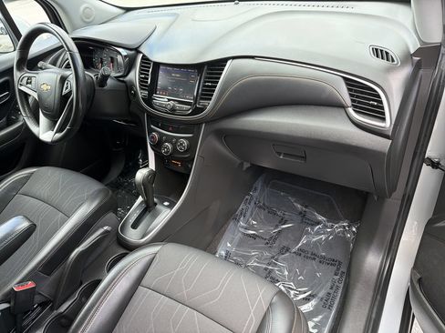 Used 2022 Chevrolet Trax LT w/ LT Convenience Package FWD image 11