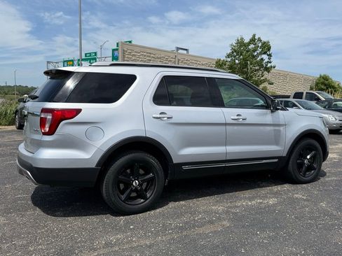 Used 2017 Ford Explorer XLT AWD/4WD image 9