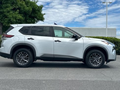 Certified 2024 Nissan Rogue S FWD image 3