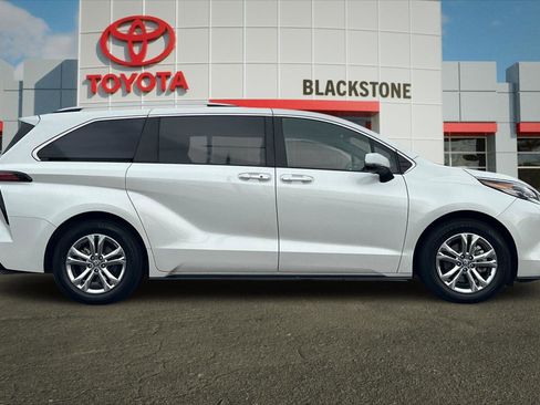 Certified 2023 Toyota Sienna Platinum image 2