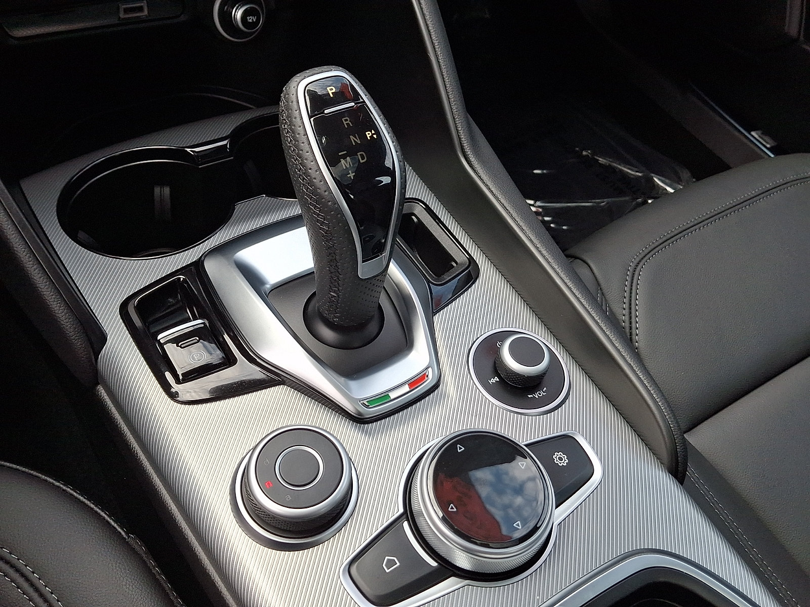 Used 2025 Alfa Romeo Giulia AWD w/ Driving Assist Package image 16