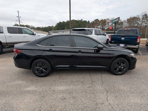 Used 2023 Volkswagen Jetta SE image 3