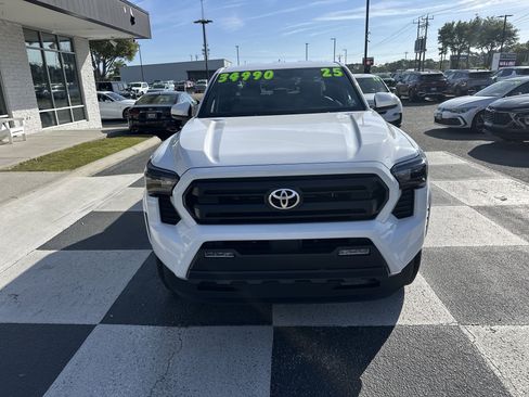 Used 2025 Toyota Tacoma SR5 image 2