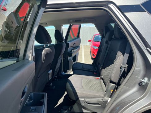 Used 2025 Nissan Pathfinder SV FWD image 28