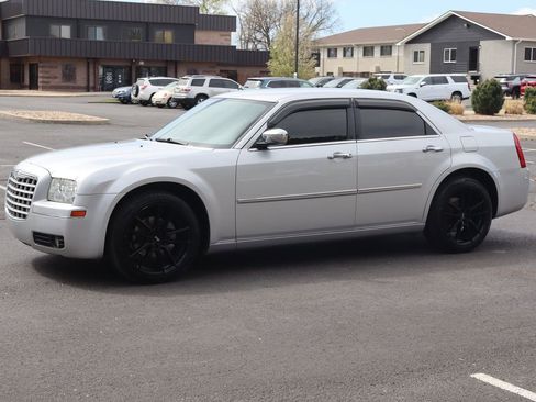 Used 2010 Chrysler 300 Touring image 10
