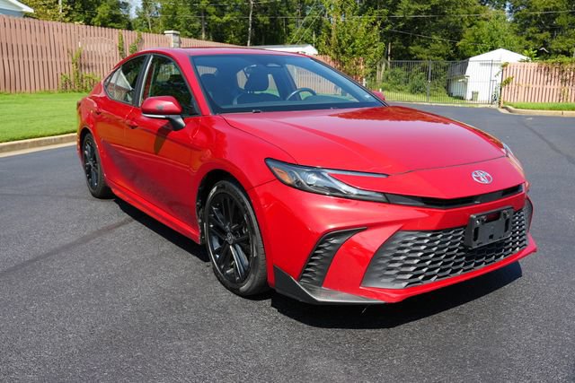 Used 2025 Toyota Camry SE FWD image 1
