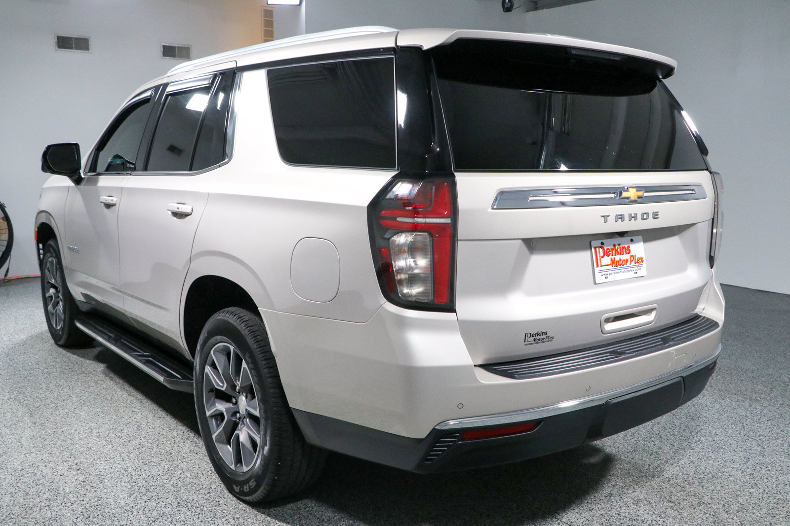 Used 2023 Chevrolet Tahoe LT w/ Luxury Package RWD image 9