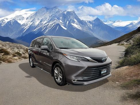 Certified 2023 Toyota Sienna Limited image 7