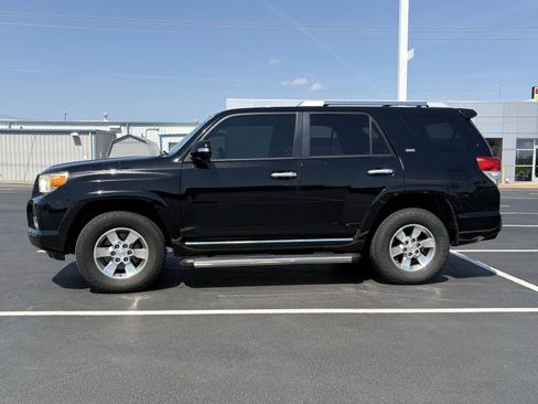 Used 2011 Toyota 4Runner SR5 w/ Convenience Pkg image 2
