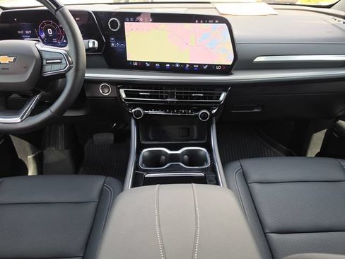 Used 2024 Chevrolet Traverse LT w/ Enhanced Driving Package FWD image 17